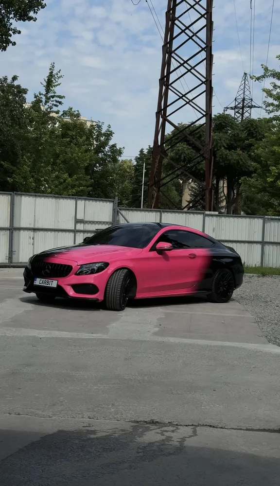 Mercedes C-class у рожево-чорній дизайнерській плівці, вигляд збоку