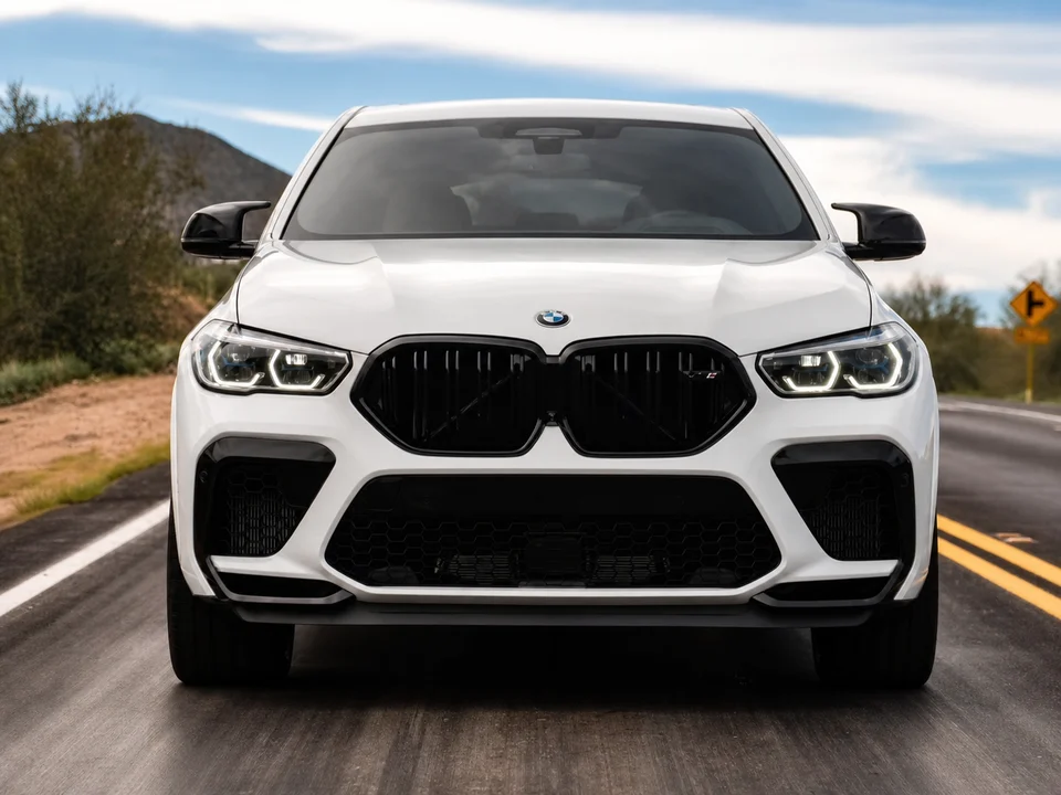 Стало — BMW X6 у стилі X6 M, вигляд спереду